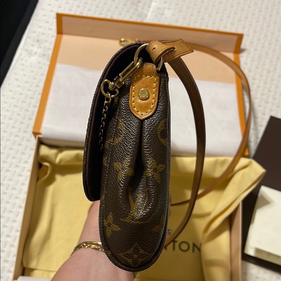 Louis Vuitton Favorite MM Monogram Crossbody Bag - Picture 7 of 16